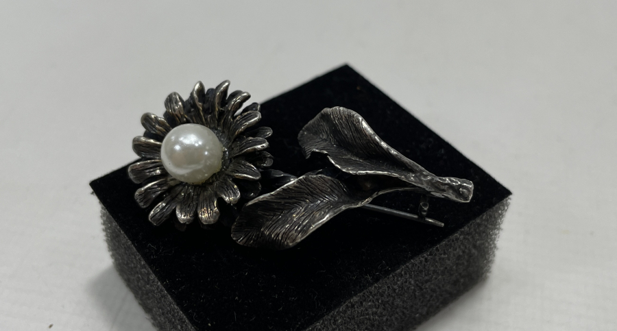 ÜZERİ İNCİLİ GÜMÜŞ BROŞ