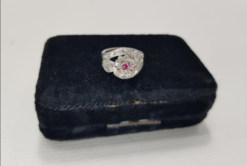 YAKUT TAŞLI PIRLANTA YÜZÜK