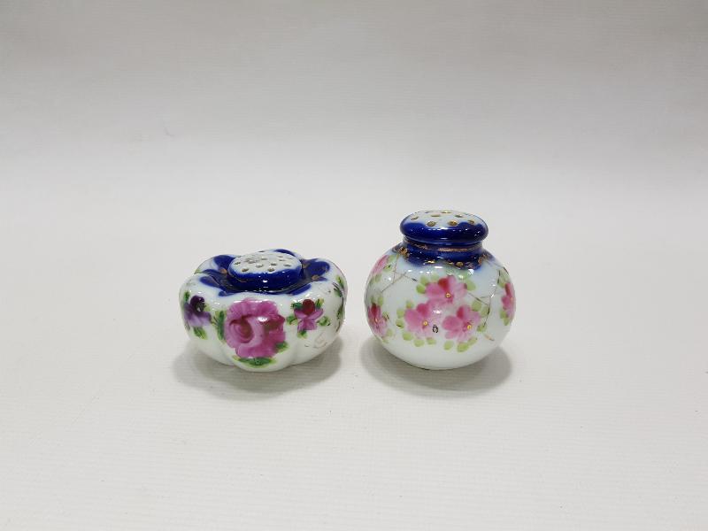 OSMANLI DÖNEMİ BİR ÇİFT PORSELEN BAHARATLIK 