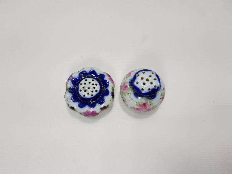 OSMANLI DÖNEMİ BİR ÇİFT PORSELEN BAHARATLIK 