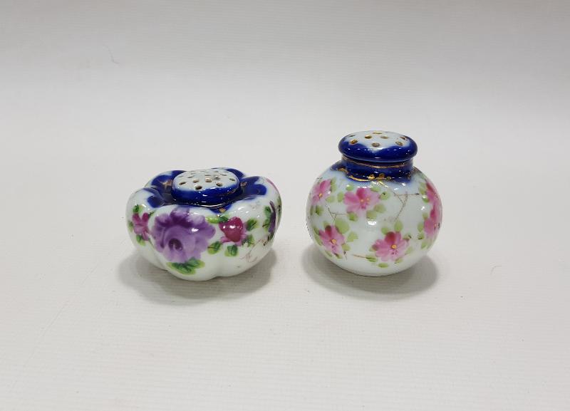 OSMANLI DÖNEMİ BİR ÇİFT PORSELEN BAHARATLIK 