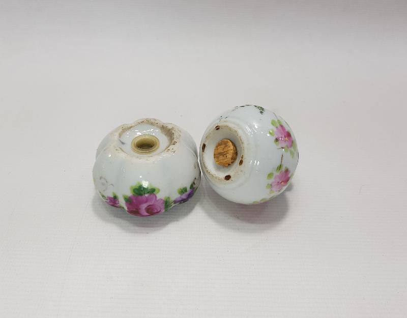 OSMANLI DÖNEMİ BİR ÇİFT PORSELEN BAHARATLIK 