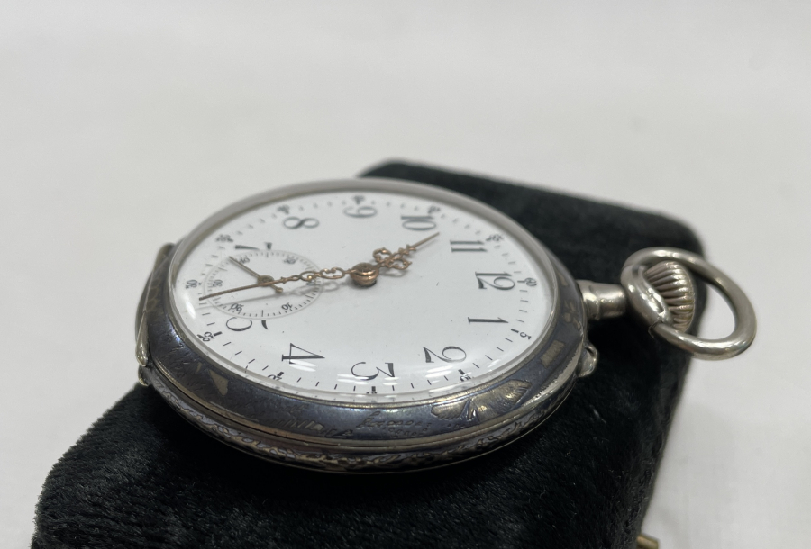 1900 BAŞLARI ÖZEL YAPIM SAVAT İŞÇİLİKLİ KURMALI CEP SAATİ