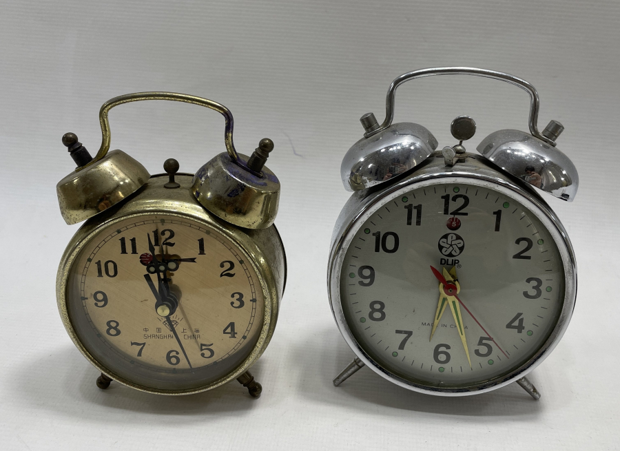 2 ADET ANTİKA KURMALI MASA SAATİ