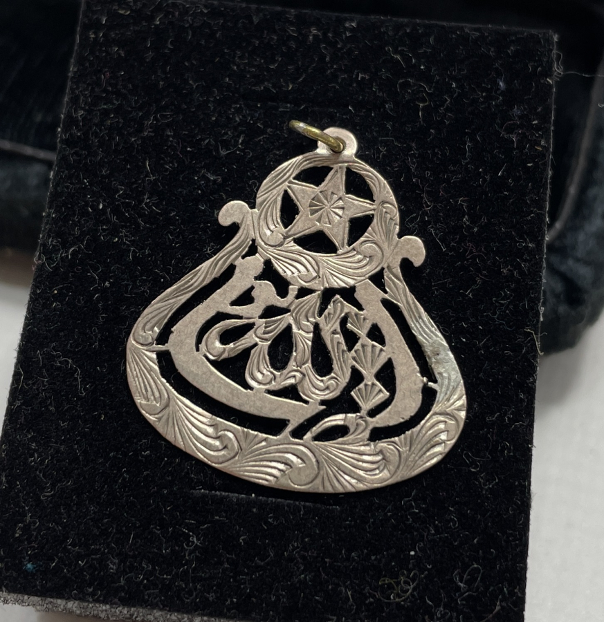 ÜZERİ AY YILDIZLI VE OSMANLICA YAZILI OSMANLI DÖNEMİ ARMUDİ KOLYE