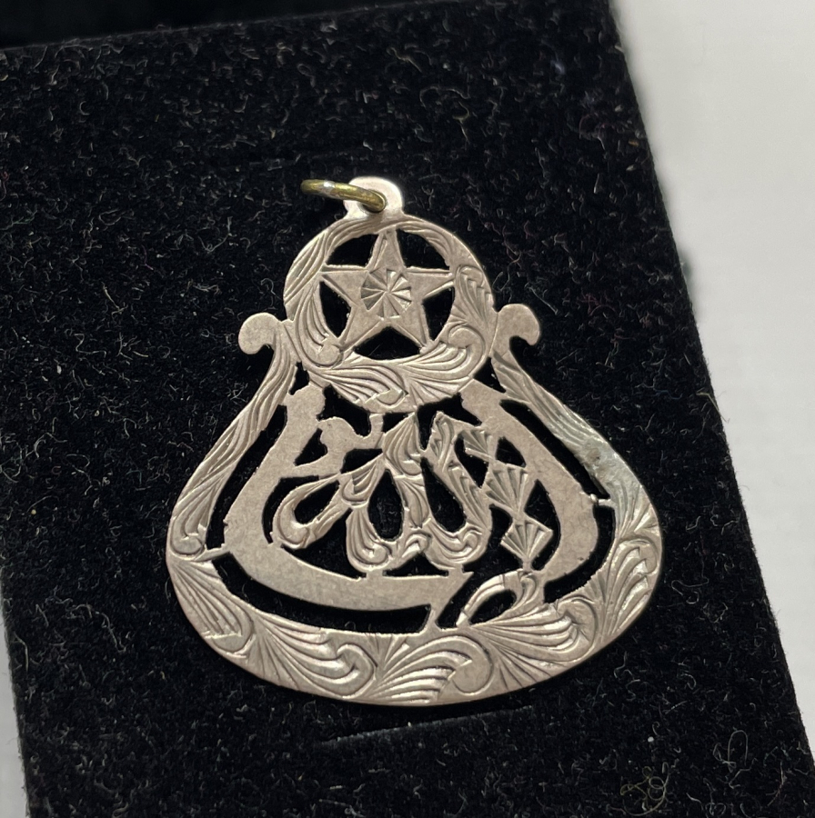 ÜZERİ AY YILDIZLI VE OSMANLICA YAZILI OSMANLI DÖNEMİ ARMUDİ KOLYE