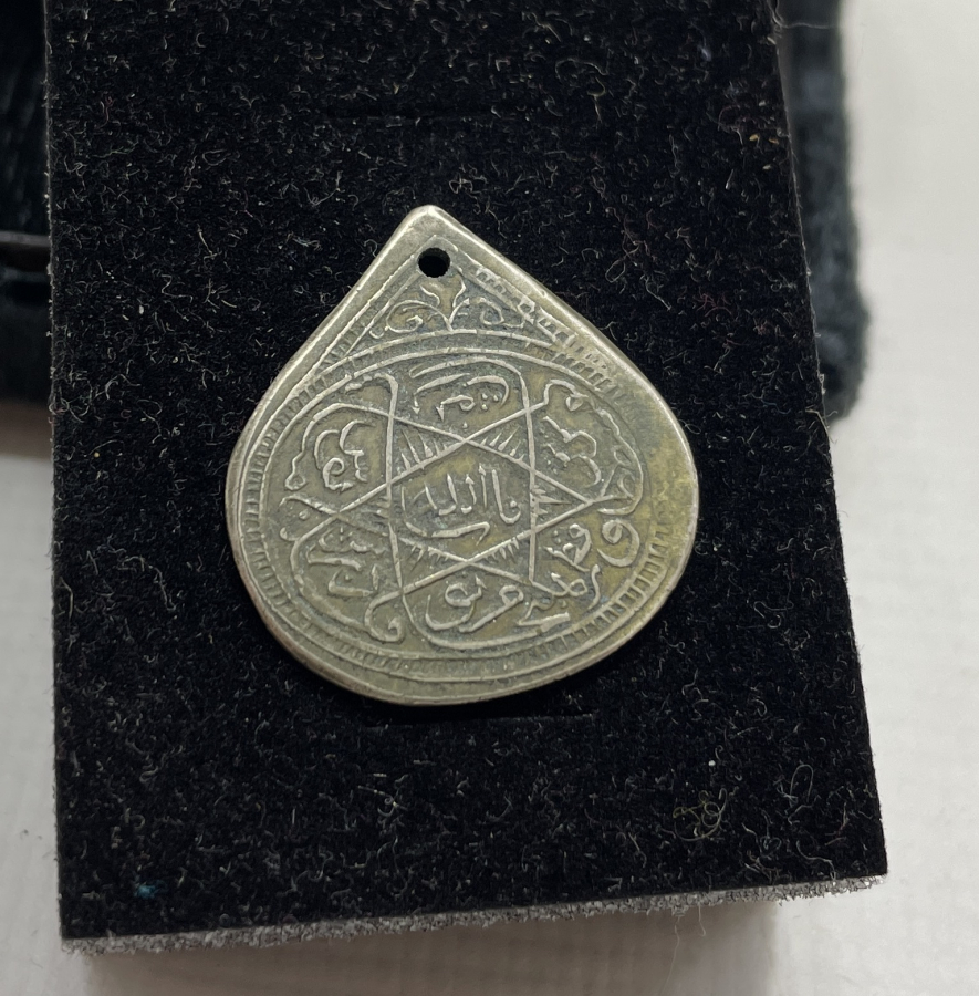 ÜZERİNDE ASHAB-I KEHF YAZILI GÜMÜŞ TILSIM KOLYE