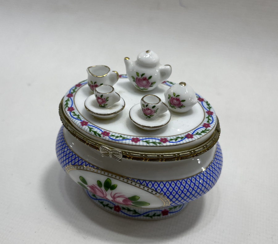 NADİR FORMDA EL BOYAMA PORSELEN ŞEKERLİK