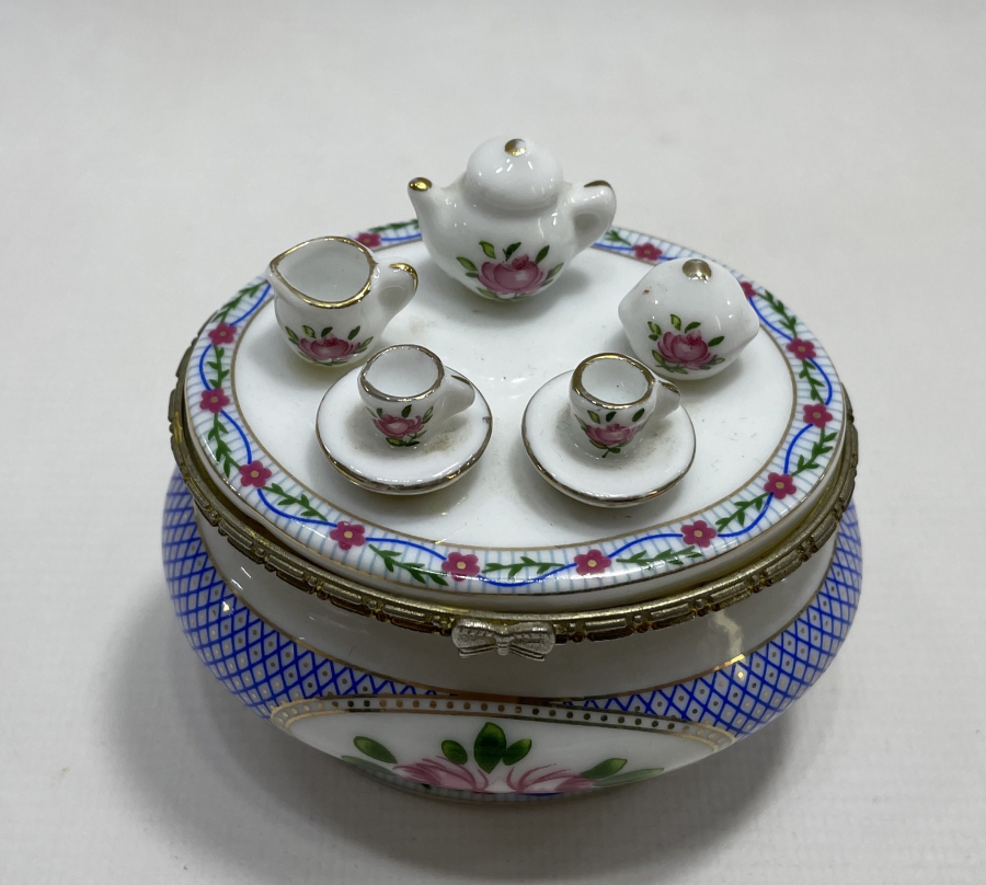 NADİR FORMDA EL BOYAMA PORSELEN ŞEKERLİK