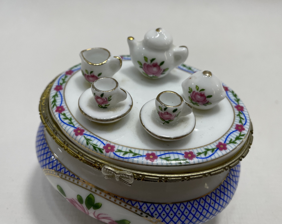 NADİR FORMDA EL BOYAMA PORSELEN ŞEKERLİK