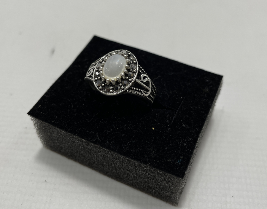 YAN KISIMLARINDA VAV VE ELİF HARFLERİ İŞLENMİŞ GÜMÜŞ YÜZÜK