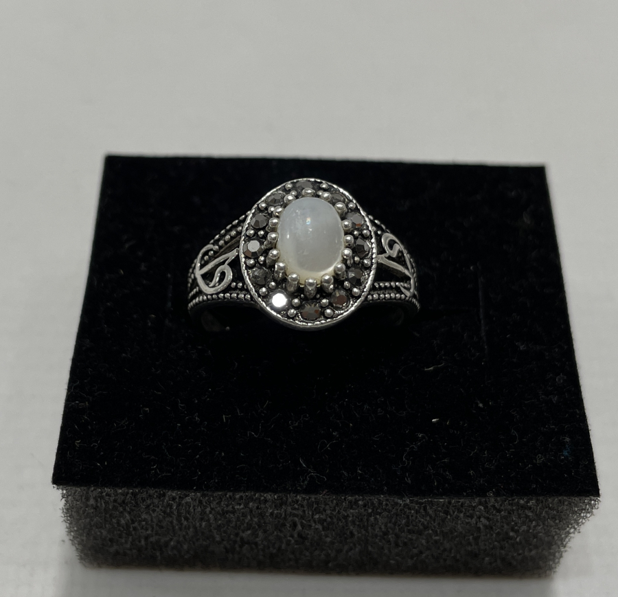 YAN KISIMLARINDA VAV VE ELİF HARFLERİ İŞLENMİŞ GÜMÜŞ YÜZÜK