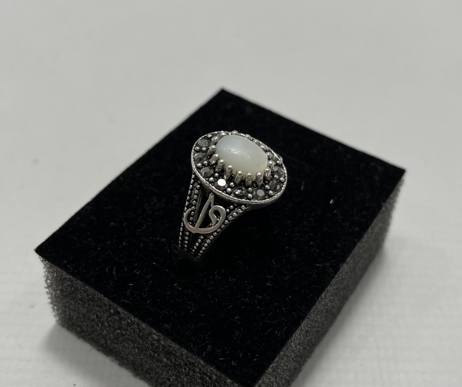 YAN KISIMLARINDA VAV VE ELİF HARFLERİ İŞLENMİŞ GÜMÜŞ YÜZÜK