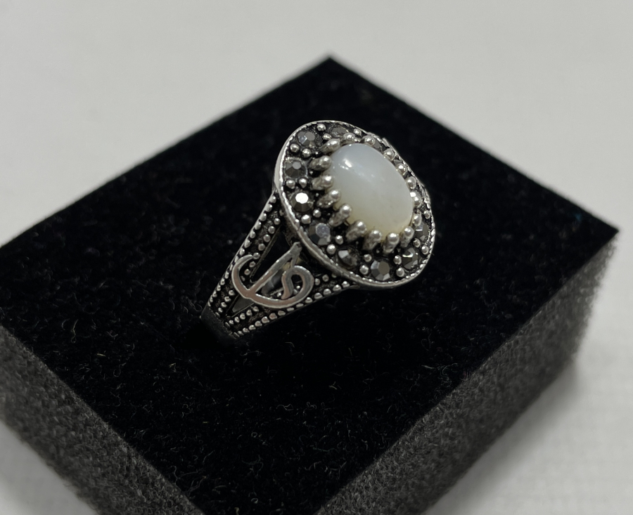 YAN KISIMLARINDA VAV VE ELİF HARFLERİ İŞLENMİŞ GÜMÜŞ YÜZÜK