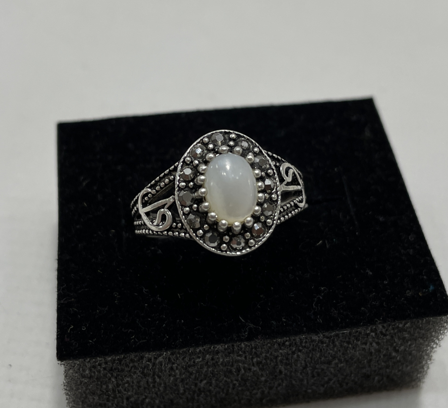 YAN KISIMLARINDA VAV VE ELİF HARFLERİ İŞLENMİŞ GÜMÜŞ YÜZÜK