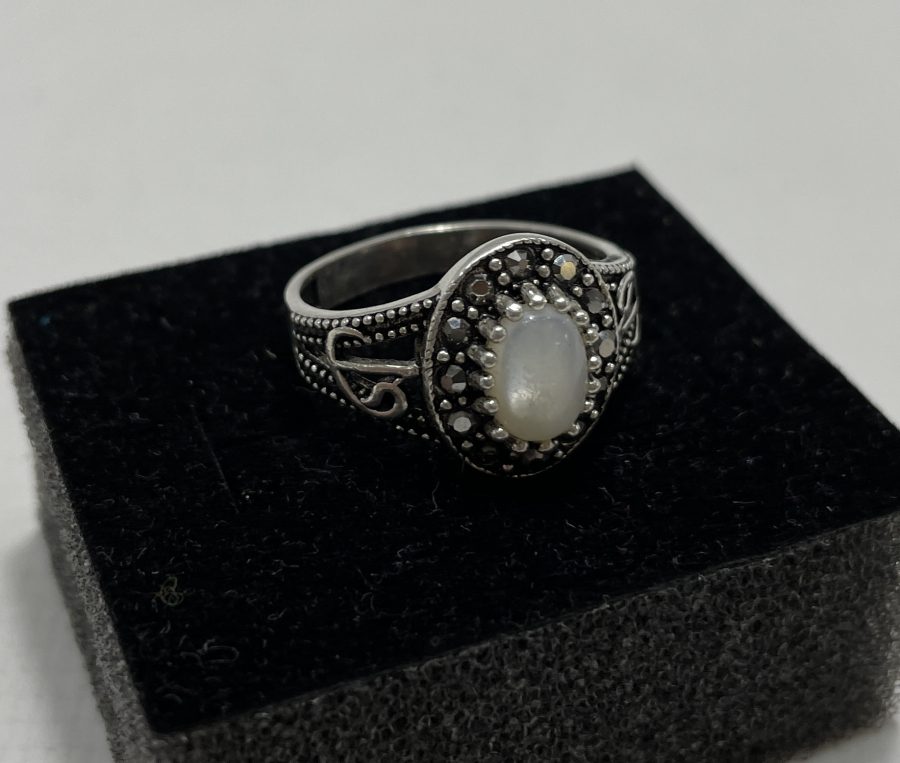 YAN KISIMLARINDA VAV VE ELİF HARFLERİ İŞLENMİŞ GÜMÜŞ YÜZÜK