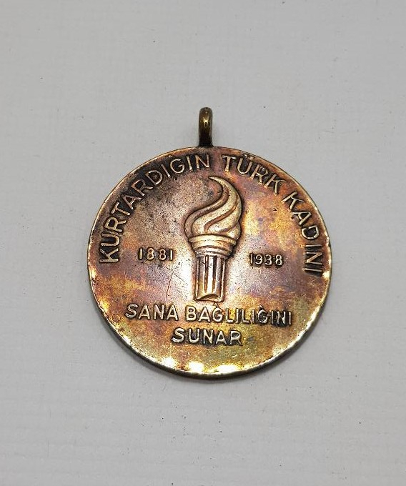 10 KASIM 1938 ATATÜRK, KURTARDIĞIN TÜRK KADINI SANA BAĞLILIĞINI SUNAR MADALYON 