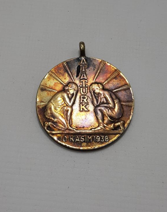 10 KASIM 1938 ATATÜRK, KURTARDIĞIN TÜRK KADINI SANA BAĞLILIĞINI SUNAR MADALYON 