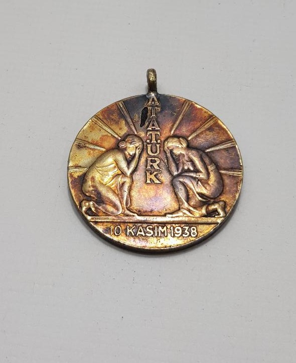 10 KASIM 1938 ATATÜRK, KURTARDIĞIN TÜRK KADINI SANA BAĞLILIĞINI SUNAR MADALYON 
