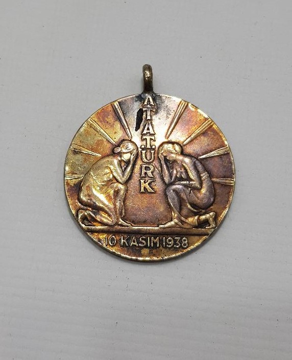 10 KASIM 1938 ATATÜRK, KURTARDIĞIN TÜRK KADINI SANA BAĞLILIĞINI SUNAR MADALYON 