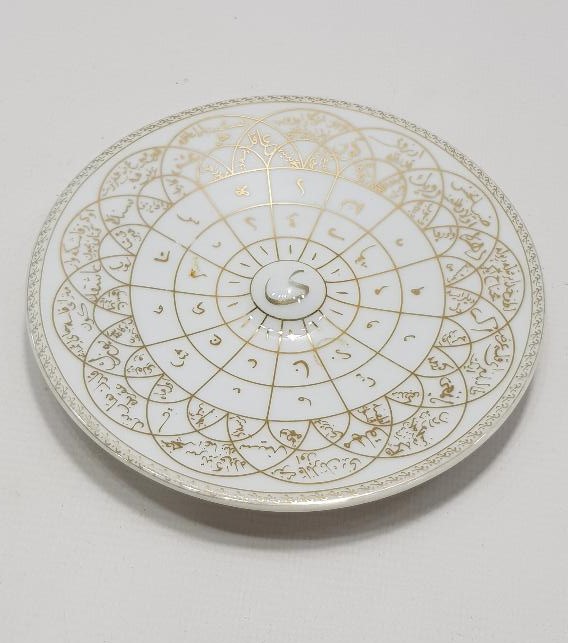 ÜZERİ TILSIM VE EBCEDLERLE SÜSLÜ PORSELEN TABAK 