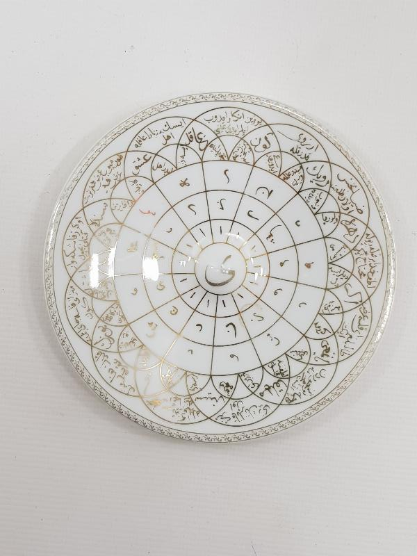 ÜZERİ TILSIM VE EBCEDLERLE SÜSLÜ PORSELEN TABAK 