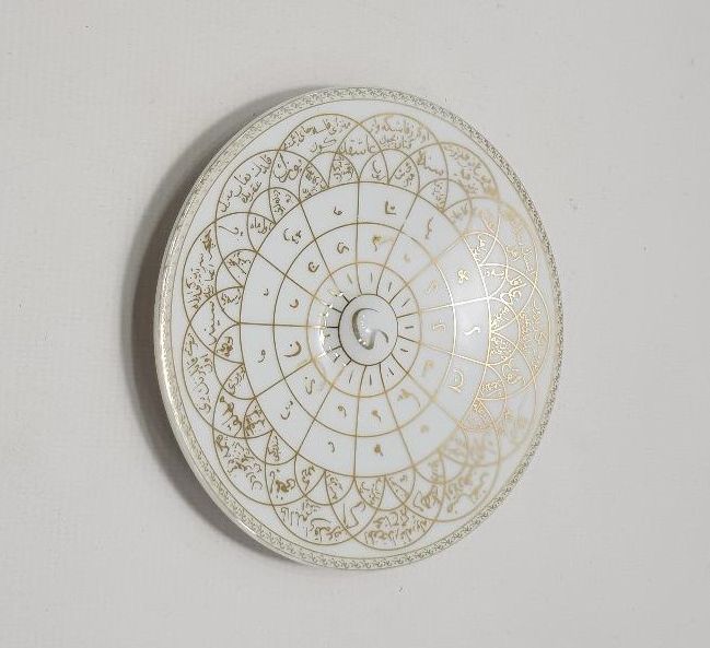 ÜZERİ TILSIM VE EBCEDLERLE SÜSLÜ PORSELEN TABAK 