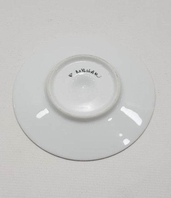 ÜZERİ TILSIM VE EBCEDLERLE SÜSLÜ PORSELEN TABAK 