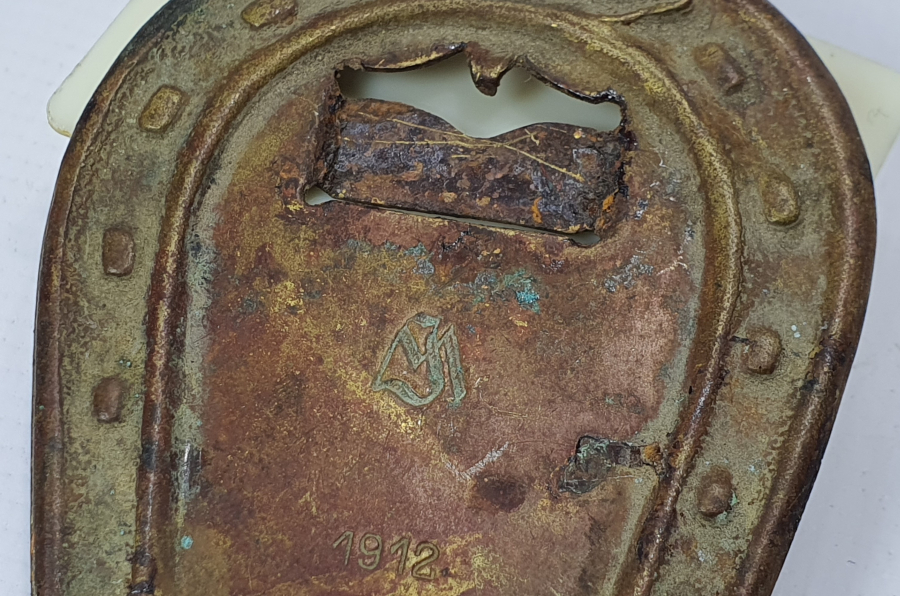 ÜZERİNDE OSMANLICA VE LATİN HARFLERİYLE İNSİYAL BULUNAN ATÇILIKLA İLGİLİ OBJE