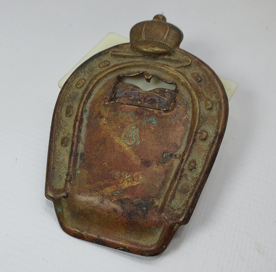 ÜZERİNDE OSMANLICA VE LATİN HARFLERİYLE İNSİYAL BULUNAN ATÇILIKLA İLGİLİ OBJE