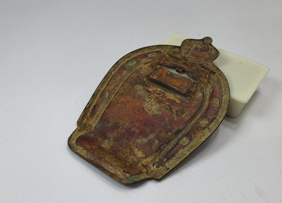 ÜZERİNDE OSMANLICA VE LATİN HARFLERİYLE İNSİYAL BULUNAN ATÇILIKLA İLGİLİ OBJE