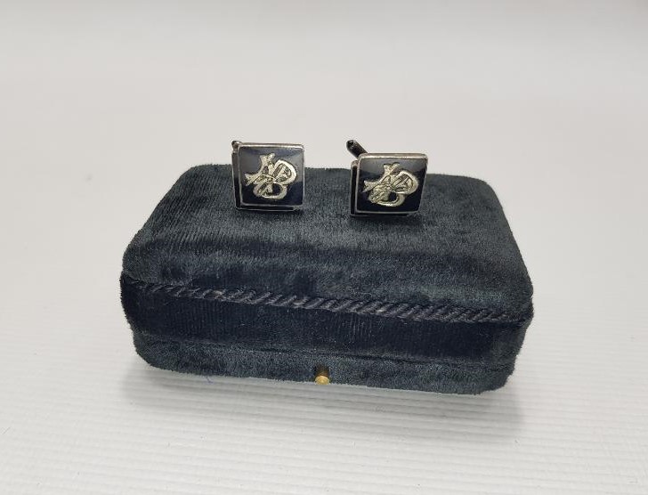 HB İNİSİYALLİ BİR ÇİFT GÜMÜŞ KOL DÜĞMESİ