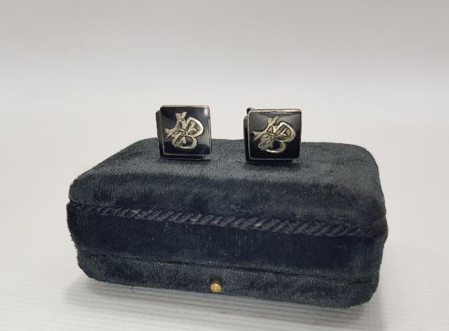 HB İNİSİYALLİ BİR ÇİFT GÜMÜŞ KOL DÜĞMESİ