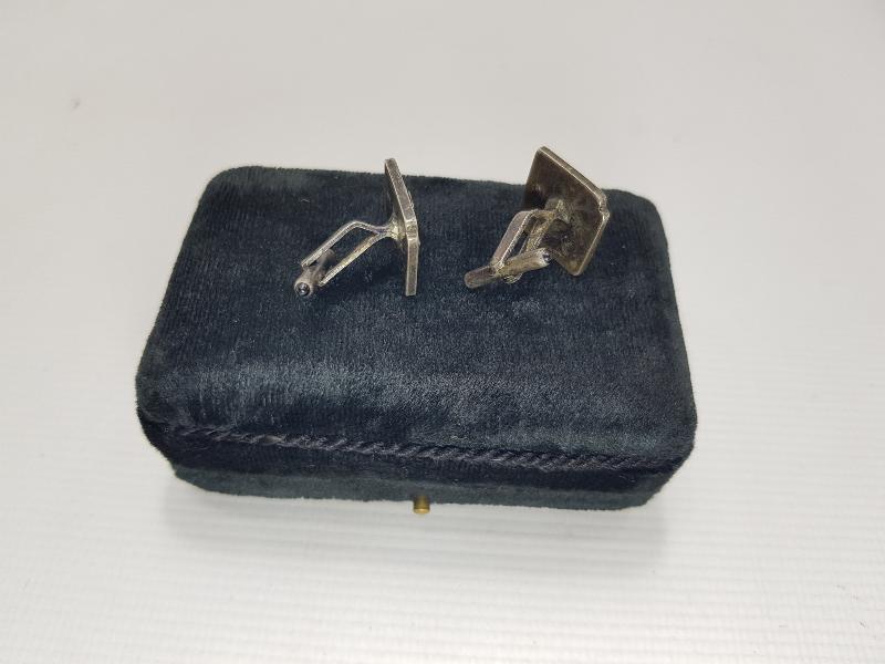 HB İNİSİYALLİ BİR ÇİFT GÜMÜŞ KOL DÜĞMESİ