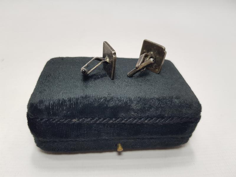 HB İNİSİYALLİ BİR ÇİFT GÜMÜŞ KOL DÜĞMESİ