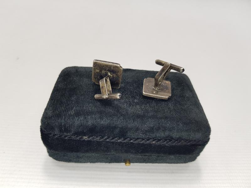 HB İNİSİYALLİ BİR ÇİFT GÜMÜŞ KOL DÜĞMESİ