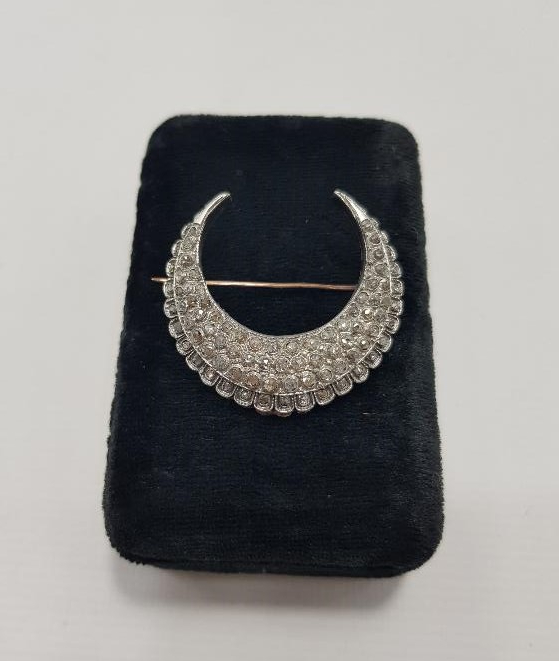 HİLAL FORMLU ELMAS BROŞ 
