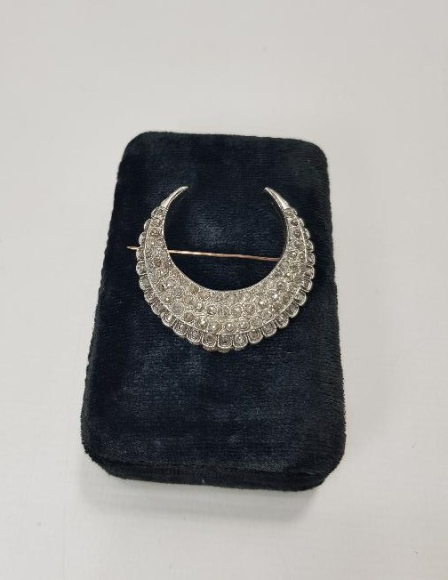 HİLAL FORMLU ELMAS BROŞ 