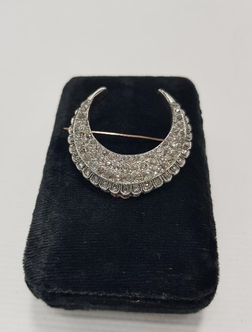 HİLAL FORMLU ELMAS BROŞ 