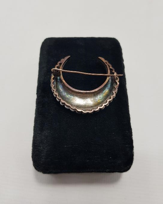 HİLAL FORMLU ELMAS BROŞ 