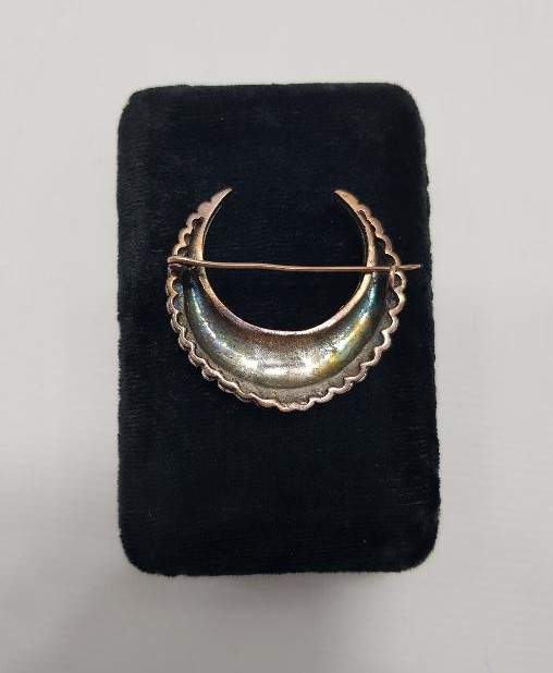 HİLAL FORMLU ELMAS BROŞ 