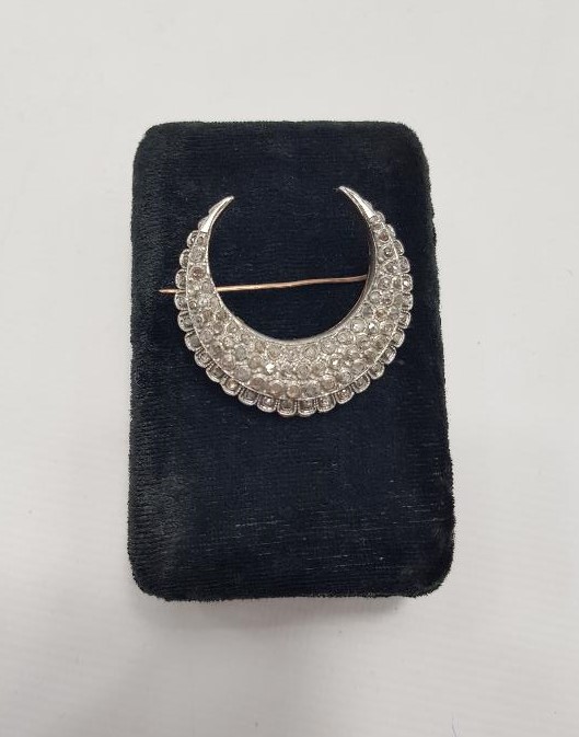 HİLAL FORMLU ELMAS BROŞ 
