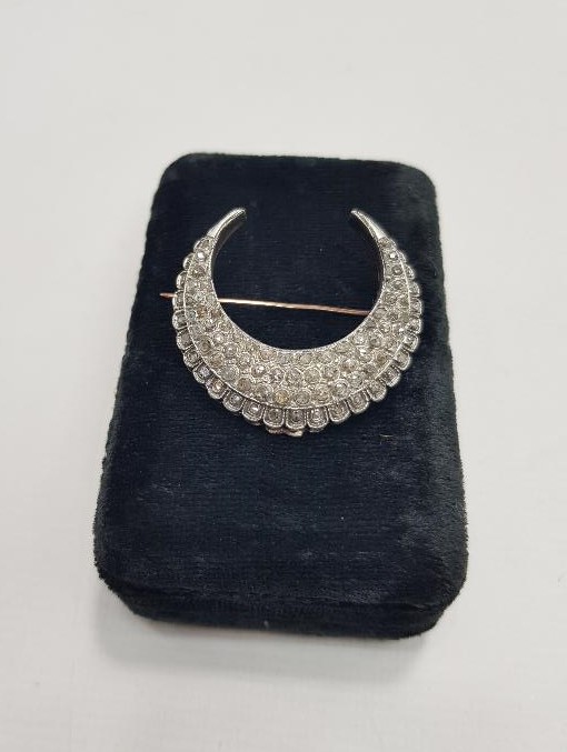 HİLAL FORMLU ELMAS BROŞ 