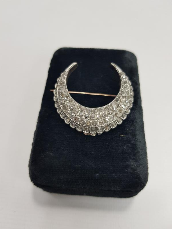 HİLAL FORMLU ELMAS BROŞ 