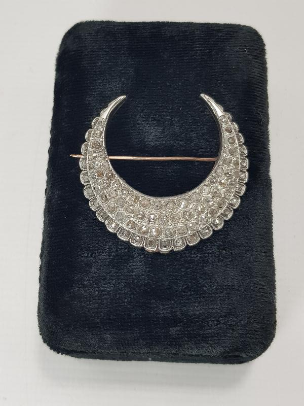 HİLAL FORMLU ELMAS BROŞ 