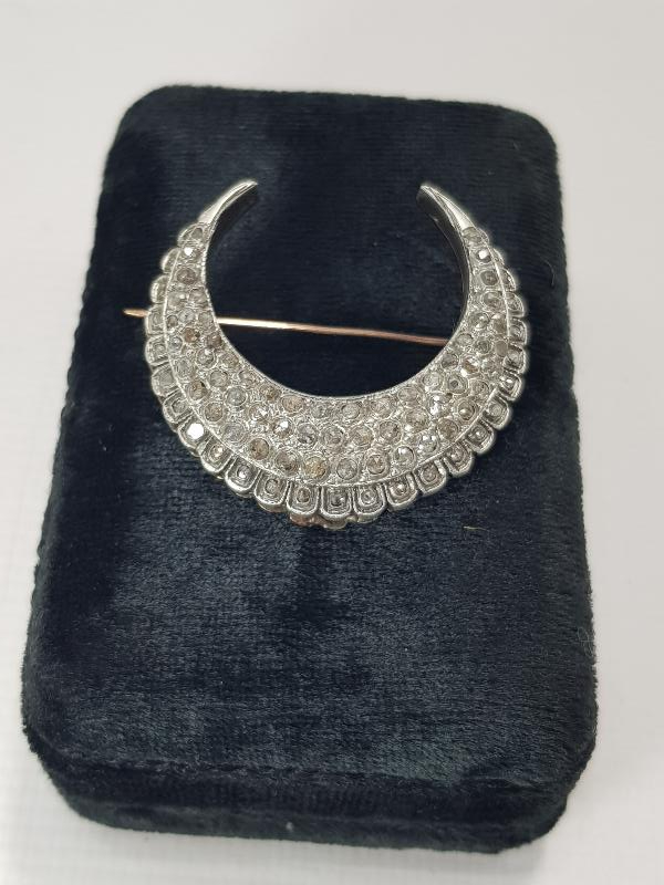 HİLAL FORMLU ELMAS BROŞ 