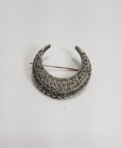 HİLAL FORMLU ELMAS BROŞ 