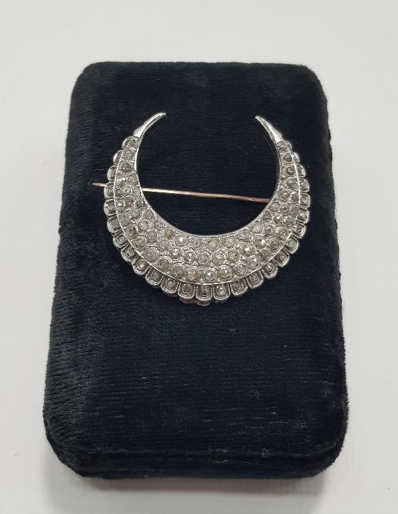 HİLAL FORMLU ELMAS BROŞ 