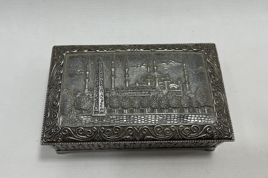 ÜZERİ KABARTMALI ANTİKA PUL KUTUSU