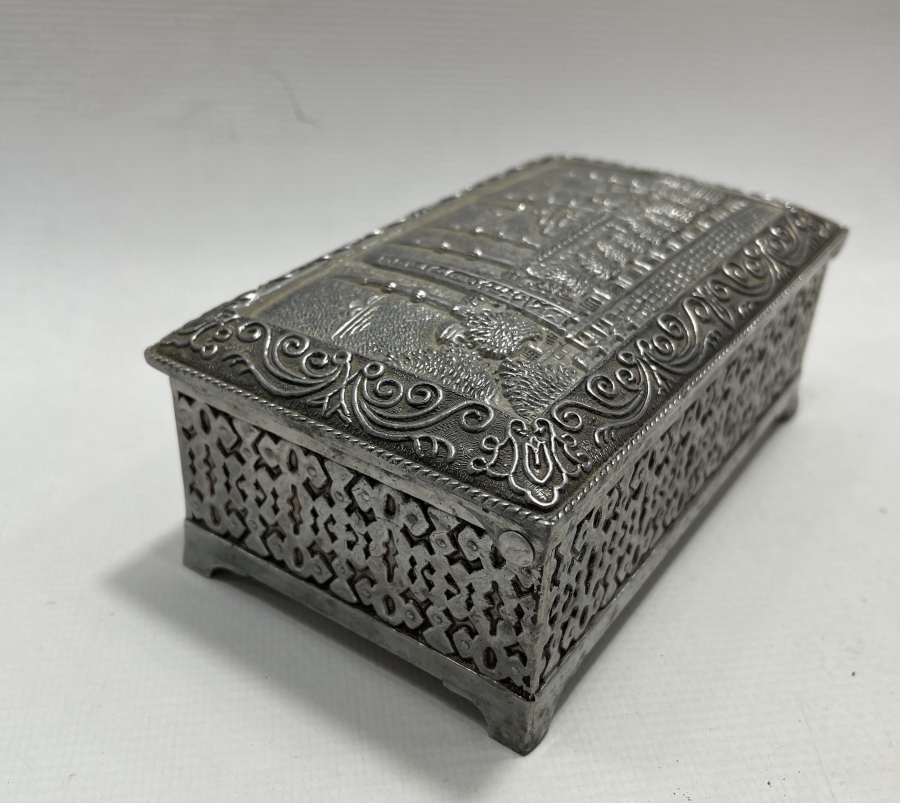 ÜZERİ KABARTMALI ANTİKA PUL KUTUSU